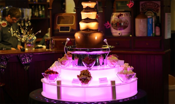 Čokoladna fontana osvetljena
